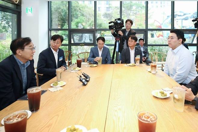 김윤덕 국토부 장관(맨 왼쪽)이 19일 경기 성남시 민간참여 공공주택 '위례 자이더시티'에서 현장 관계자들과 이야기를 나누고 있다. 국토부