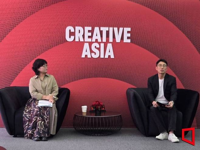 김숙 컬쳐미디어랩 대표(왼쪽)와 김태훈 팝 칼럼니스트가 19일 부산 해운대구 동서대학교 센텀캠퍼스에서 열린 제30회 부산국제영화제 '넷플릭스 인사이트' 미디어 세션에서 'K-콘텐츠의 발전이 한국에 기여하는 문화 경제적 효과'에 대해 의견을 나누고 있다. 노경조 기자