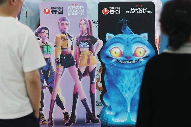 인천국제공항 제2여객터미널 GS25 편의점에 인기 애니메이션 영화 '케이팝 데몬 헌터스' 제품 홍보물이 눈길을 끌고 있다. 연합뉴스