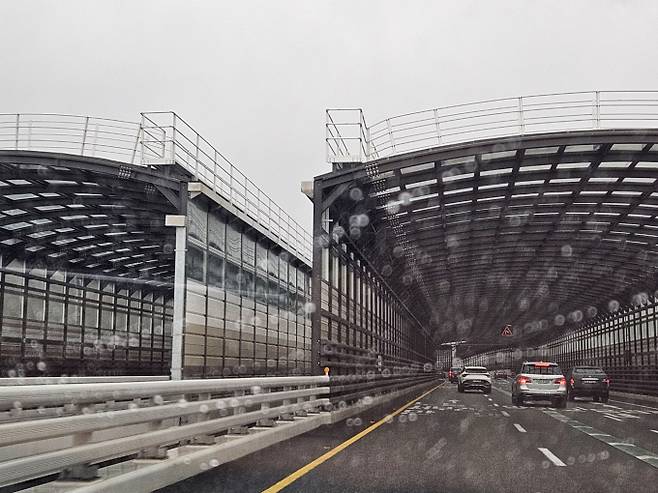 전국 최대 80mm 비… 오후 내내 선선 [오늘날씨] = 오늘(19일) 날씨는 전국이 대체로 흐리겠다.오후(12~18시)부터 수도권과 강원영서, 충청권, 전라권에, 밤부터 강원영동과 경상권에 비가 시작되어, 모레(20일) 오전까지 내리다가 대부분 그치겠으나, 강원영동과 경북동해안에는 모레 밤까지 이어지는 곳이 있겠다.강원내륙.산지와 전남권을 중심으로 가시거리 1km 미만의 안개가 끼는 곳이 있겠다.미세먼지 농도는 전국 대부분 지역에서 ‘좋음’ 수준을 보이겠다. ©서울, 서울날씨, 오늘날씨, 내일날씨