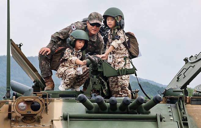 18일 충남 계룡시 군(軍)문화 축제·지상군 페스티벌을 찾은 아이들이 전시된 국군 자주박격포를 만져보고 있다. 이번 축제는 21일까지 닷새간 열린다. 지난해 축제에는 전국의 ‘밀덕(군사 애호가)’ 등 114만5000명이 몰렸다./뉴스1