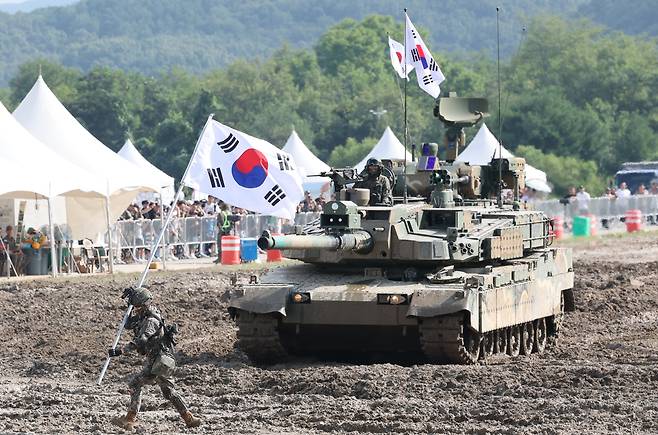 18일 충남 계룡대 활주로 일원에서 열린 2025 계룡군문화축제·지상군페스티벌에서 제병협동전투시범이 펼쳐지고 있다./뉴스1