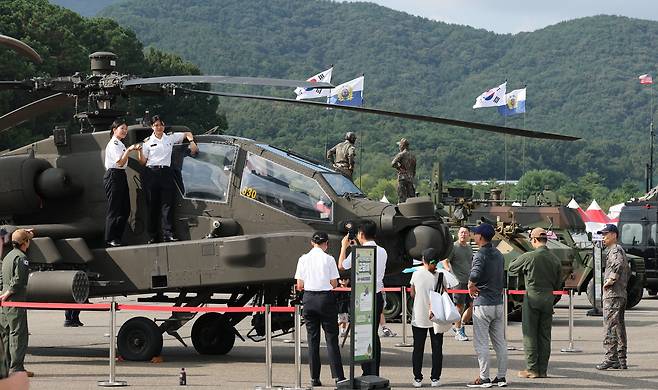 18일 충남 계룡대 활주로 일원에서 열린 2025 계룡군문화축제·지상군페스티벌이 방문자들로 북적이고 있다./뉴스1