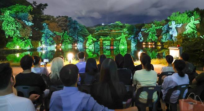 지난 17일 서울 종로구 창경궁 대춘당지에서 미디어아트 물빛연화가 한창 상영 중이다. /장경식 기자