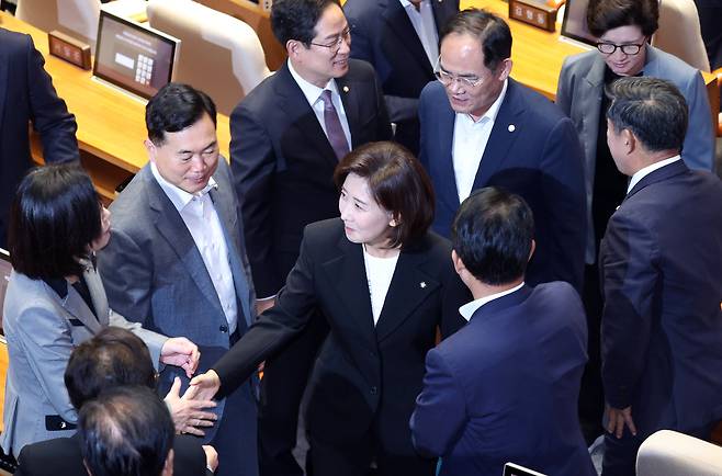 나경원 국민의힘 의원이 18일 오후 서울 여의도 국회에서 열린 제429회국회(정기회) 제8차 본회의에서 대정부질문을 마친 후 의원들에게 격려를 받고 있다. /뉴시스