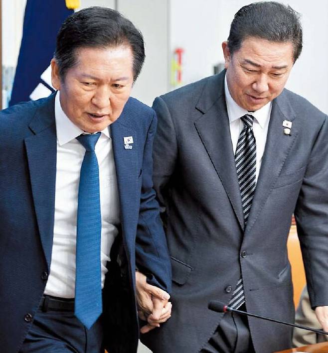 오늘도 손잡고… 정청래(왼쪽) 더불어민주당 대표가 18일 서울·인천·강원 예산정책협의회에 참석해 김병기 원내대표의 손을 잡고 있다. /뉴스1