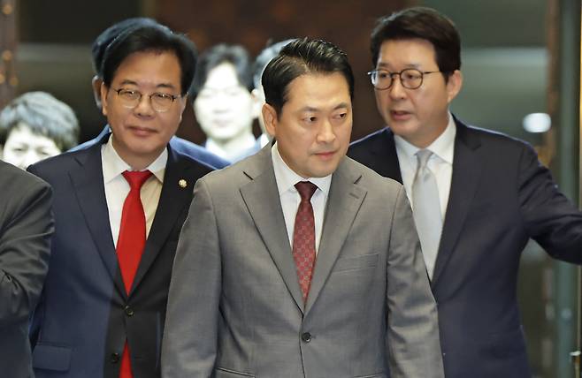 국민의힘 장동혁 대표와 송언석 원내대표가 19일 오전 서울 여의도 국회에서 열린 의원총회에 참석하고 있다. /남강호 기자