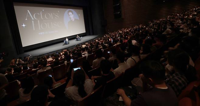 배우 이병헌이 19일 오후 부산 해운대구 동서대학교 소향씨어터 신한카드홀에서 열린 제30회 부산국제영화제(BIFF) 액터스 하우스 행사에 참석해 관객과 즐거운 시간을 보내고 있다./뉴스1