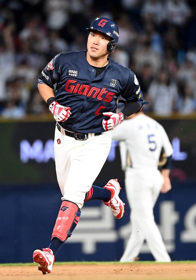 19일 창원NC파크에서 열린 롯데와 NC의 경기, 롯데 전준우가 6회 3점 홈런을 치고 베이스를 돌고 있다. /허상욱 기자