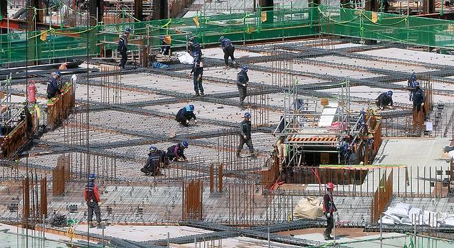 서울 시내 신축 아파트 시공 현장에서 건설노동자들이 작업을 하고 있다. / 뉴스1