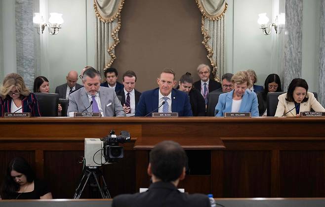 2025년 9월 10일(현지시간) 미국 양당 상원의원들이 워싱턴 DC 연방의사당에서 열린 상원 상무위원회 산하 과학·제조·경쟁력 소위원회  ‘AI 경쟁 우위 확보: 미국의 행동 계획’ 청문회에 참석해 발언을 듣고 있다. /연합 AFP