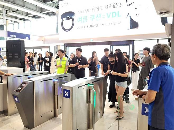 18일 한강버스를 타기 위해 한 시민이 잠실 선착장 개찰구를 지나고 있다.ⓒ데일리안 허찬영 기자