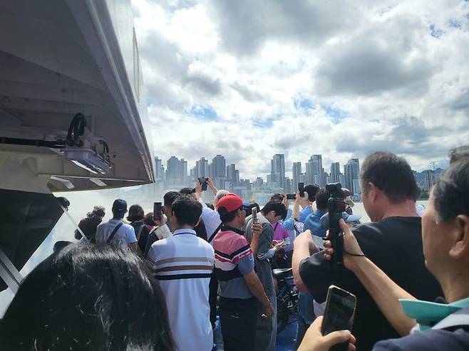 승객들이 선실 바깥으로 나와 한강 풍경을 감상하고 있다.ⓒ데일리안 허찬영 기자