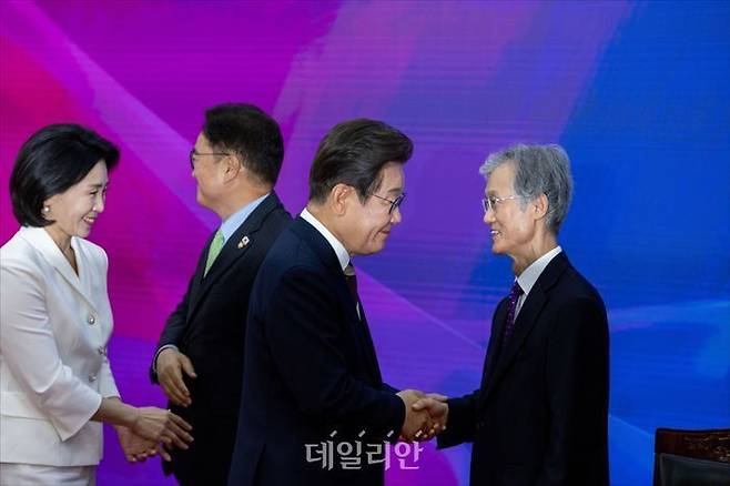 지난 6월 4일 국회에서 열린 21대 대통령 취임선서식에서 악수하는 이재명 대통령(사진 오른쪽에서 두 번째)과 조희대 대법원장(사진 오른쪽에서 첫 번째). ⓒ국회사진기자단