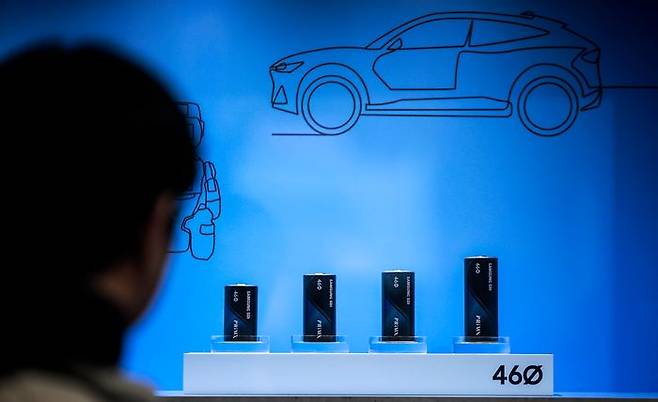 지난 3월 서울 강남구 코엑스에서 열린 인터배터리 2025에서 삼성SDI 부스를 찾은 참관객들이 원통형 배터리를 살펴보고 있다(자료사진). ⓒ뉴시스