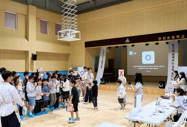 토스가 강원도 양구군에 있는 한전초등학교와 첫 번째 ‘1사 1교’ 결연을 맺고, 인근 임당초등학교와 양구초등학교를 포함한 총 66명의 초등학생에게 금융 교육을 진행했다고 19일 밝혔다. ⓒ토스