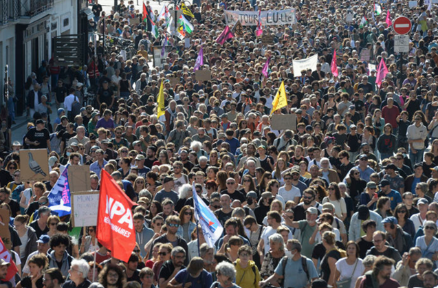 프랑스 서부 낭트에서 18일(현지시간) 파업 및 시위에 나선 노조원들이 거리를 행진하고 있다. ⓒAP/뉴시스