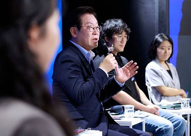 이재명 대통령이 19일 서울 마포구 구름아래 소극장에서 열린 2030 청년 소통·공감 토크콘서트에서 발언하고 있다. ⓒ연합뉴스