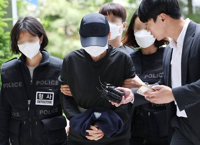 인천 지역 한 교회 합창단 숙소에서 생활하던 여고생을 학대해 숨지게 한 혐의를 받는 신도.ⓒ연합뉴스