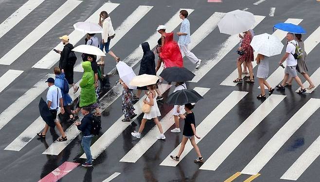 서울 종로구 광화문 앞에서 우산을 쓴 시민들이 횡단보도를 건너고 있다. ⓒ뉴시스