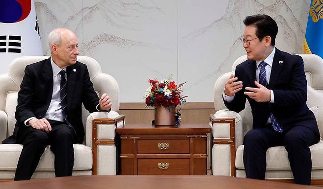 이재명 대통령(오른쪽)이 18일 서울 용산 대통령실에서 베스트셀러 ‘정의란 무엇인가’ 저자로 잘 알려진 마이클 샌델 미국 하버드대 교수를 만나 대화를 나누고 있다. 이 대통령은 샌델 교수에게 “대한민국은 빛의 혁명을 통해서 정의로운 사회를 향한 민주적인 사회, 연대의 공동체를 현실 사회에서 만들어 가는 모범이 되고 있다는 자부심도 있다”고 말했다. 대통령실사진기자단