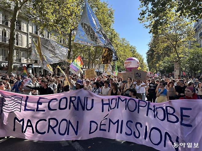 18일 프랑스 파리에서 열린 긴축 반대 시위에서 참가자들이 ‘에마뉘엘 마크롱 대통령 퇴진’을 주장하며 행진하고 있다. 파리=유근형 특파원 noel@donga.com
