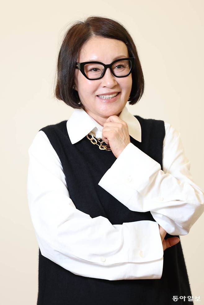 12일 서울 성동구 미스지콜렉션 사무실에서 만난 지춘희 디자이너는 “오랜 시간 브랜드와 함께해 준 고객들을 만나면 눈물이 핑 돌 정도로 고맙다”고 했다. 전영한 기자 scoopjyh@donga.com