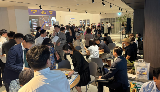 지난 주말 약 1,000여 명의 인파가 몰린 ‘동래 반도 유보라’ 견본주택 인파 모습