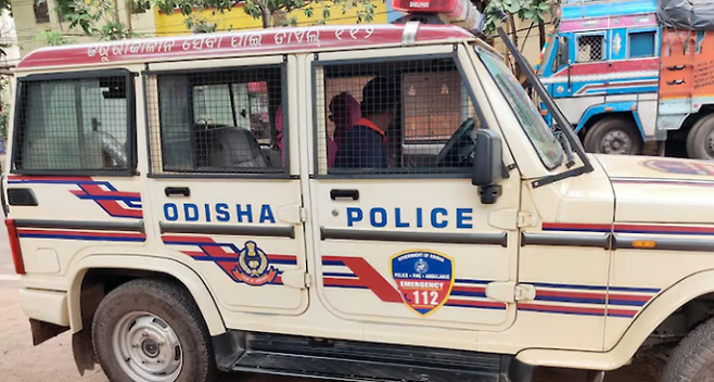 인도 동부 관광지 해변에서 10대 여학생이 남자친구 앞에서 집단 성폭행을 당한 사건이 일어나 충격을 주고 있다. 사진은 사건이 발생한 오디샤주 지역 경찰의 모습. 사진=NDTV 홈페이지 캡처