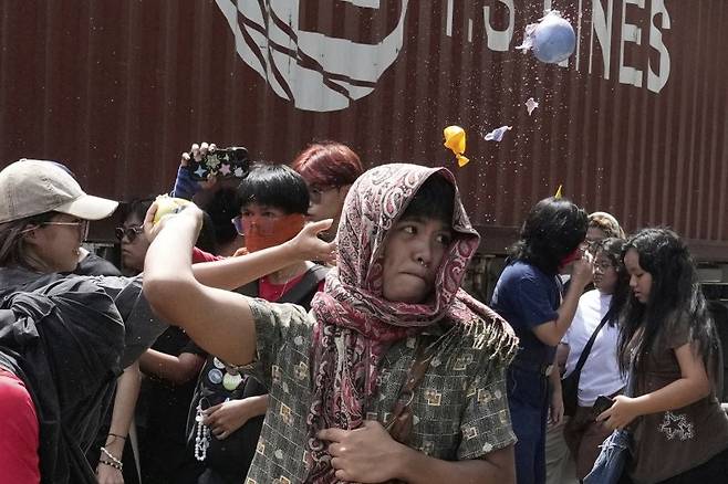 필리핀 마닐라 시민들이 9월 4일 국회의원과 건설업체의 홍수 방지 비용 유용 등 부패에 항의하는 시위를 벌이고 있다. 일부 시위대는 오물이 든 풍선을 공공사업부 건물에 던지기도 했다. 뉴시스외상