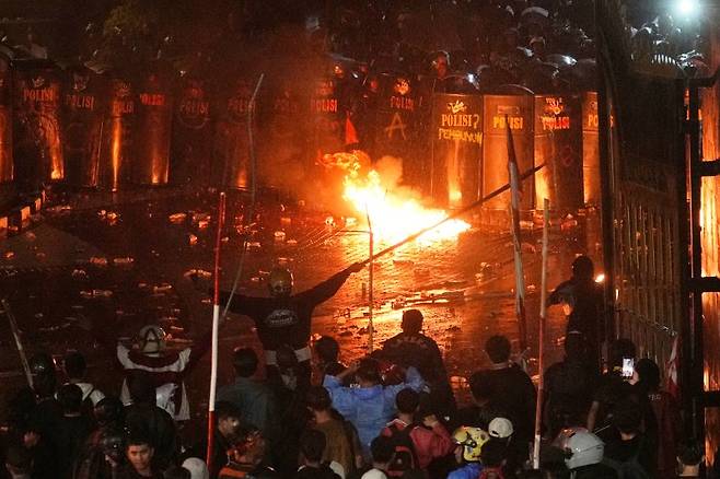 지난 달 29일 인도네시아 수도 자카르타에서 하원의원들의 고액 주거수당에 항의하는 시위대가 경찰에 화염병을 던지며 시위를 벌이고 있다. 25일부터 시작된 시위로 전국에서 최소 4명이 사망했다. 뉴시스외상