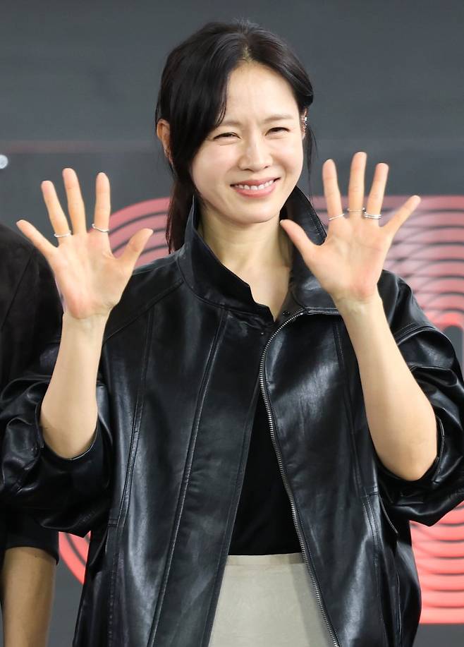 배우 손예진이 18일 서울 부산 해운대구 영화의 전당에서 열린 제30회 부산국제영화제(BIFF) 개막작 '어쩔수가없다‘ 오픈토크 행사에 참석해 인사를 하고 있다. 뉴스1