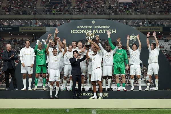 박정무 넥슨 사업부사장이 2025 아이콘매치 시상식에서 우승팀 실드유나이티드와 함께 트로피를 들어올리고 있다. 넥슨 제공