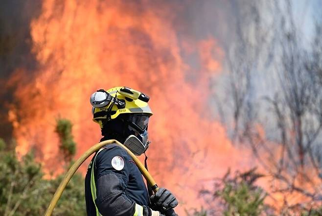올여름 스페인에서 역대 최악의 산불이 발생한 가운데 소방대원이 산불 진화 작업을 벌이고 있다. AFP/연합뉴스