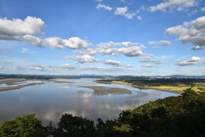 한강, 임진강, 서해바다, 염하강, 예성강이 만나는 한강 하구 전경.