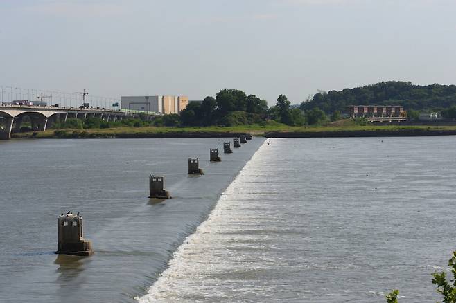 지난 2017년 신곡수중보 모습. 강 건너에 보이는 붉은 건물이 가동보(사진 맨 오른쪽)다.