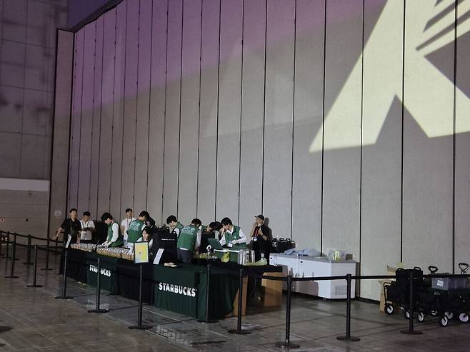 지난 6일 빌드업코리아 행사장에서 무료로 제공되고 있는 스타벅스 커피. 정인선 기자