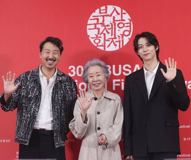 19일 부산 해운대구 영화의전당에서 열린 제30회 부산국제영화제 ‘결혼 피로연’ 기자간담회에서 배우들과 감독이 포즈를 취하고 있다. 왼쪽부터 앤드루 안 감독, 윤여정, 한기찬. 연합뉴스