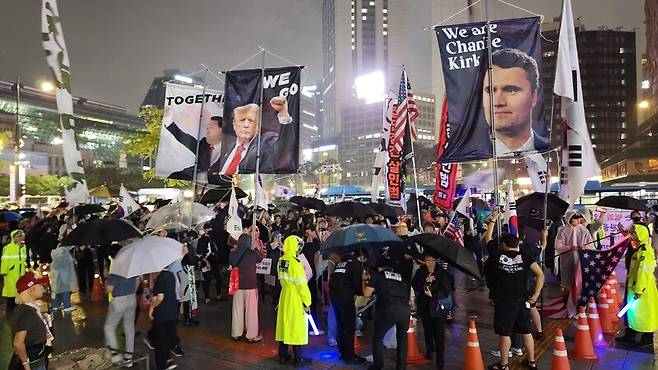 행진을 마친 민초결사대 등 보수단체 회원 200여 명이 서울 중구 덕수궁 대한문 앞에 모여있다. 장종우 기자