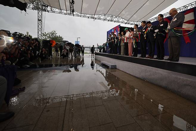 오세훈 서울시장(모자 쓴 이) 등 참석자들이 한강버스 취항을 기념하는 리본을 자르고 있다.