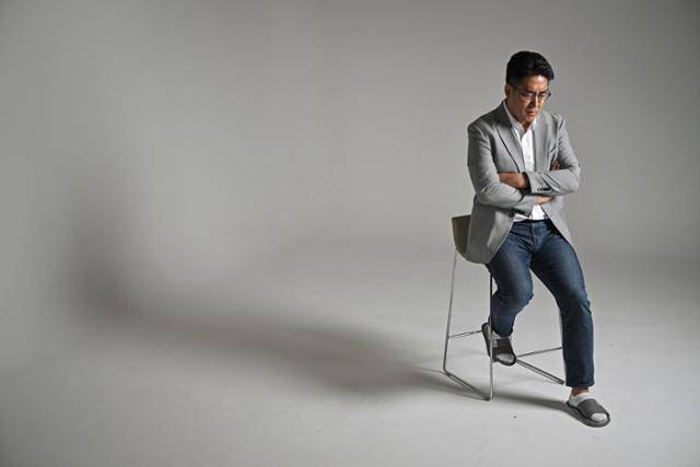 뇌과학자인 장동선 박사는 어릴 적 자신을 죽이려 했던 어머니를 '가해자'로, 자신을 '피해자'로 인정하기까진 20년이 걸렸다고 했다. 지난달 29일 서울 중구 한국일보 본사 스튜디오에서 장 박사를 만나 회복의 오랜 여정에 대해 이야기 나눴다. 정다빈 기자