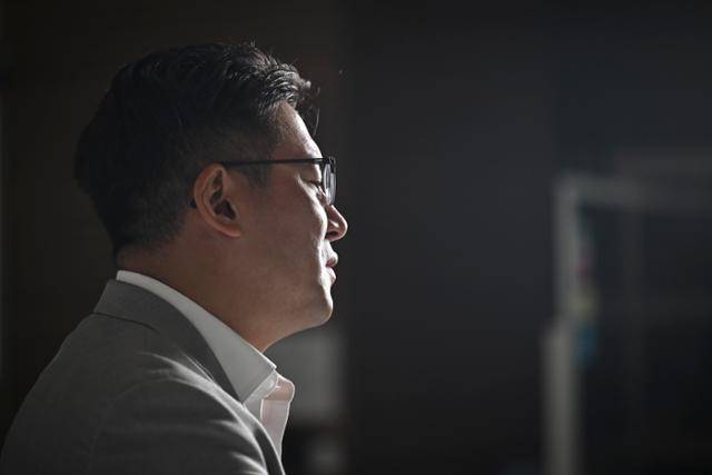 지난달 29일 서울 중구 한국일보 본사 스튜디오에서 뇌과학자 장동선 박사가 본보와 인터뷰하고 있다. 정다빈 기자