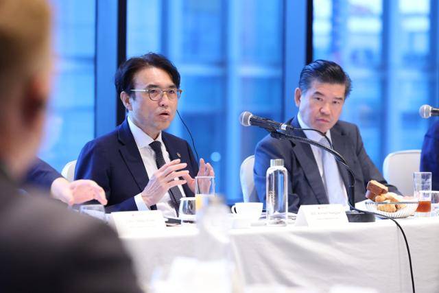 권창준(왼쪽) 고용노동부 차관은 19일 서울 여의도 콘래드서울호텔에서 열린 주한미국상공회의소(암참) 조찬 간담회에 참석, 이재명 정부 주요 노동정책을 설명했다. 고용노동부 제공