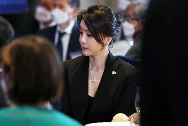 김건희 여사가 2022년 6월 29일 스페인 동포 초청 만찬 간담회에 참석하며 반클리프앤아펠 목걸이를 착용하고 있다. 뉴시스
