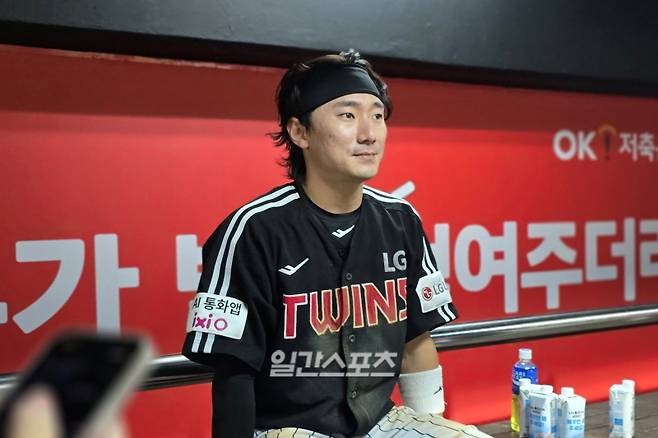 18일 경기 후 만난 신민재. 수원=윤승재 기자