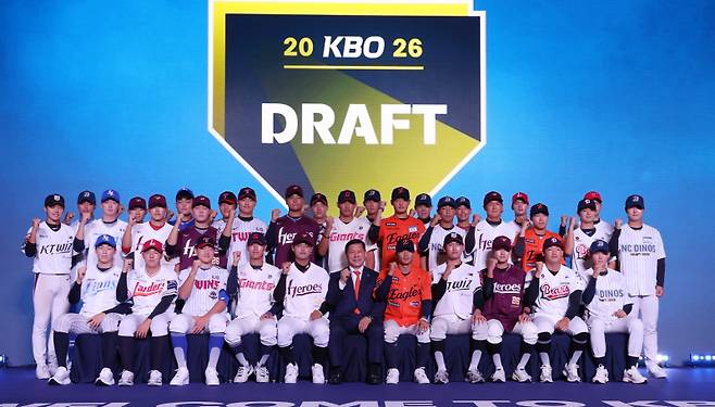 <yonhap photo-4766="">17일 서울 송파구 롯데호텔 월드에서 열린 2026 KBO 신인 드래프트에서 지명된 선수들이 기념 촬영하고 있다. 연합뉴스</yonhap>