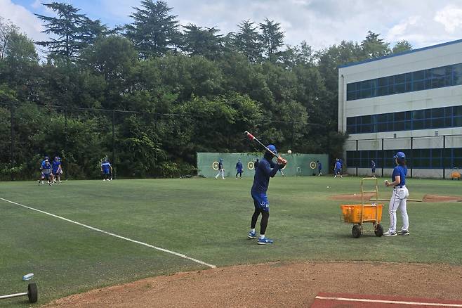 지난 13일 경산 볼파크에서 수비 펑고를 돕는 컨디셔닝 코치(가장 오른쪽). 경산=윤승재 기자