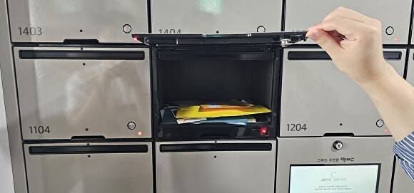 지난 5일 취재진이 경기 성남 위례자이더시티 신혼희망타운 행복주택을 방문해 치명적 보안 기능 결함이 발견된 스마트우편함을 열어 보이고 있다. [사진=독자 제공]