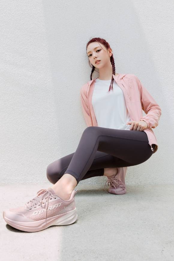 스포츠 브랜드 다이나핏은 사상 첫 여성 모델로 ITZY(있지) 유나를 발탁하고, 여성 전용 제품을 선보이는 등 전략적 변화를 꾀하고 있다. [사진=다이나핏]