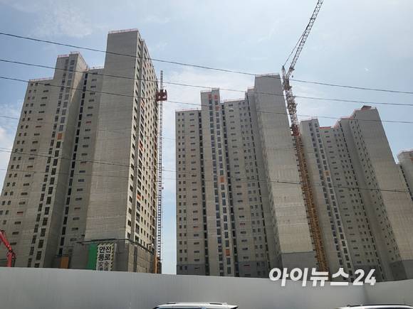 2024년 8월 평택 아파트 단지 공사 현장. [사진=이수현 기자]